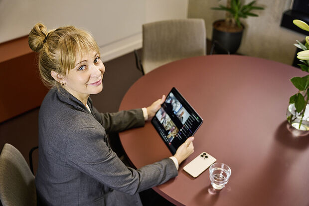 Eine Frau am Tablet