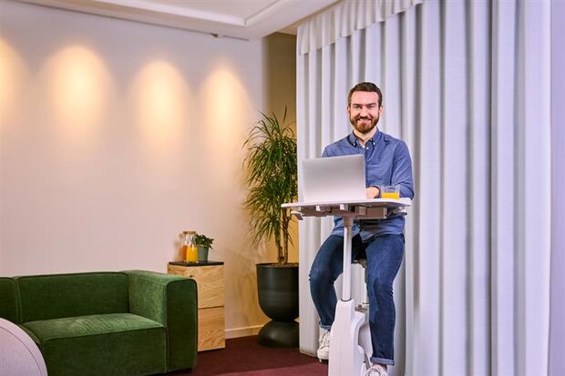 Ein Mann am Laptop