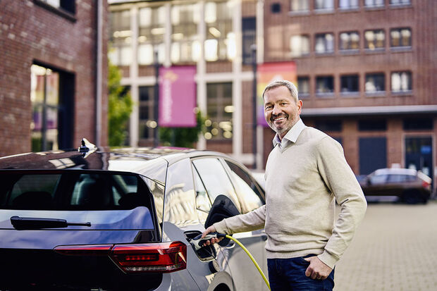 Ein Mann an einem Elektro Auto
