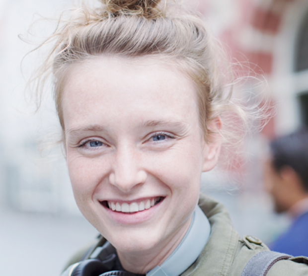 Eine Asthma-Patientin lachend (anonym)
